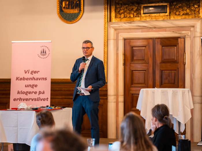 Børne- og ungdomsborgmester Jakob Næsager holder tale i Festsalen