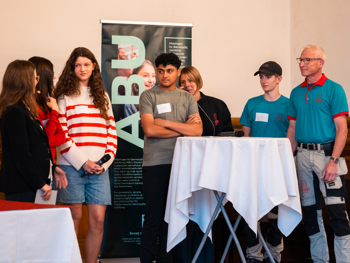 Glarmestre Snoer og Sønner samt elever fra Guldberg Skole