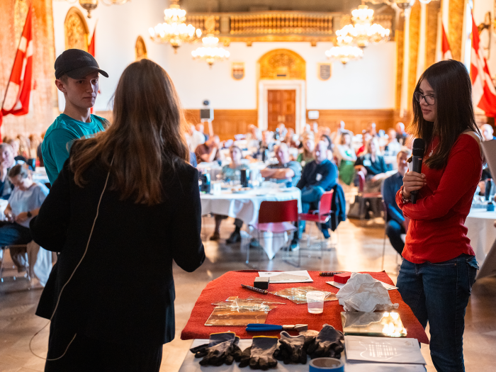 Glarmestre Snoer og Sønner med en elev fra Guldberg Skole.