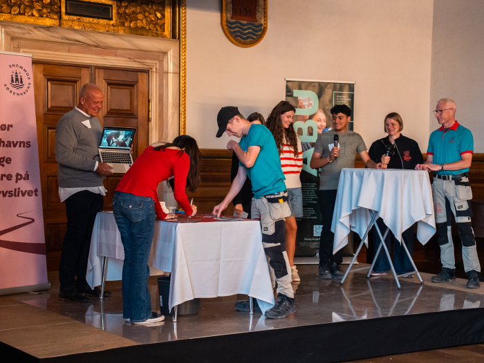 Glarmestre Snoer og Sønner på scenen sammen med elever fra Guldberg Skole.